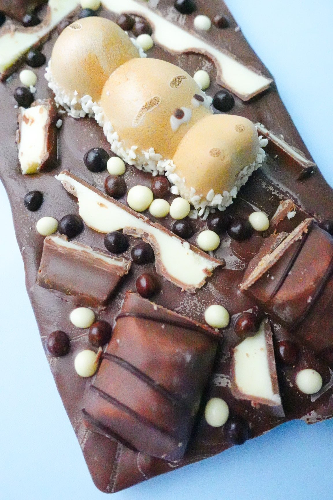 Kinder Bueno Loaded Milk Chocolate Bar