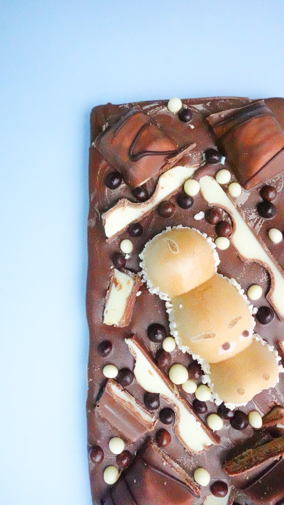 Kinder Bueno Loaded Milk Chocolate Bar